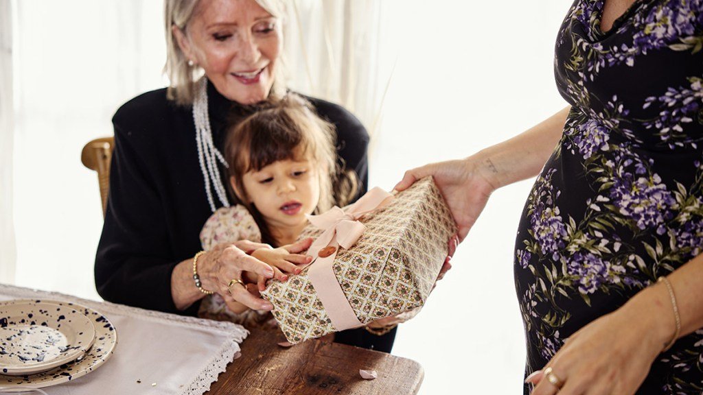 gift ideas for expecting moms daughter giving present