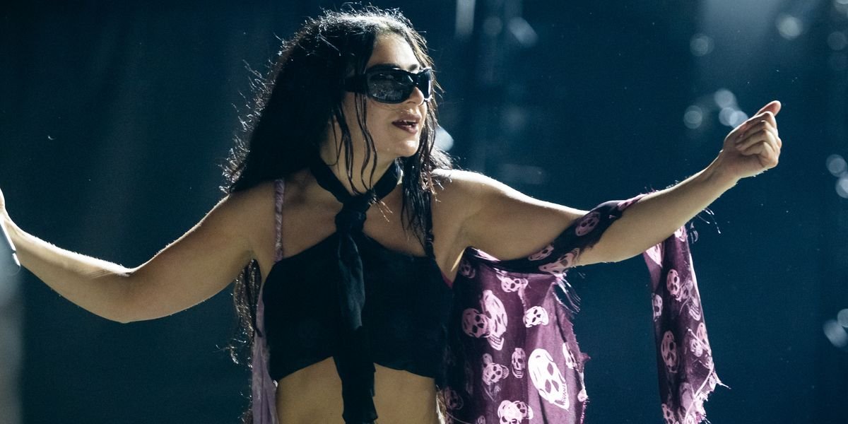 Alexander McQueen Skull Scarf Is Back: 2025 Runway Return, Celebrity Looks, and How to Style It