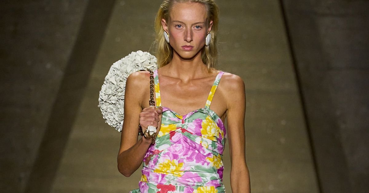 Chloé Spring 2026: Embrace the Bold ‘80s Vibe with Skinny Pants, Statement Shoulders, and Lively Florals!