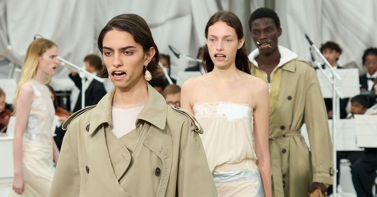 Glenn Martens’ Bold RTW Debut at Margiela: A Stunning Shift from Subdued to Overstimulated Fashion